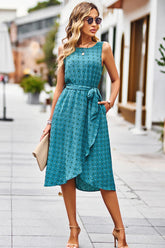 Robe sans manches à ceinture nouée et à pois suisses
